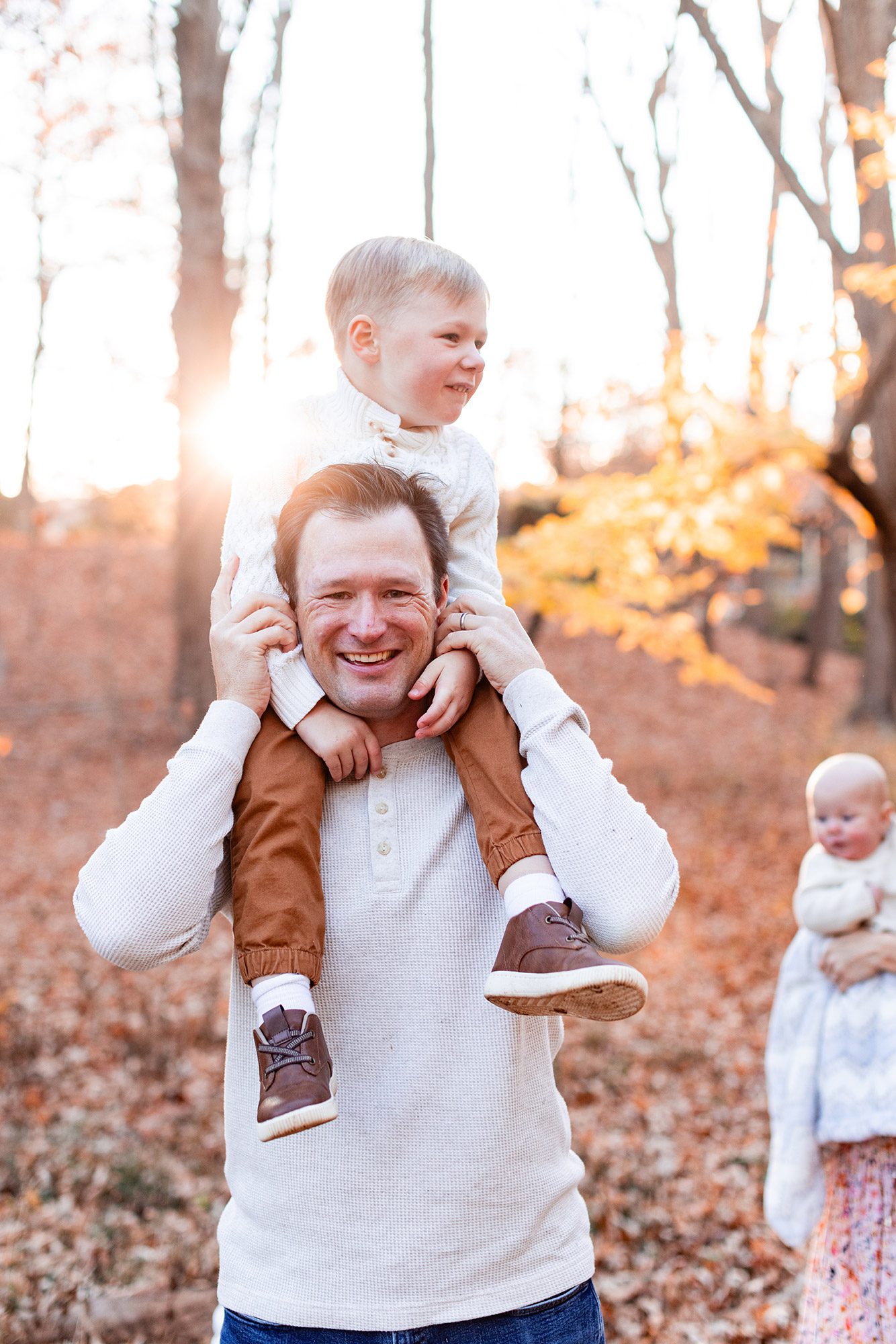 Boston Fall Family Photos - boy on dad's shoulders