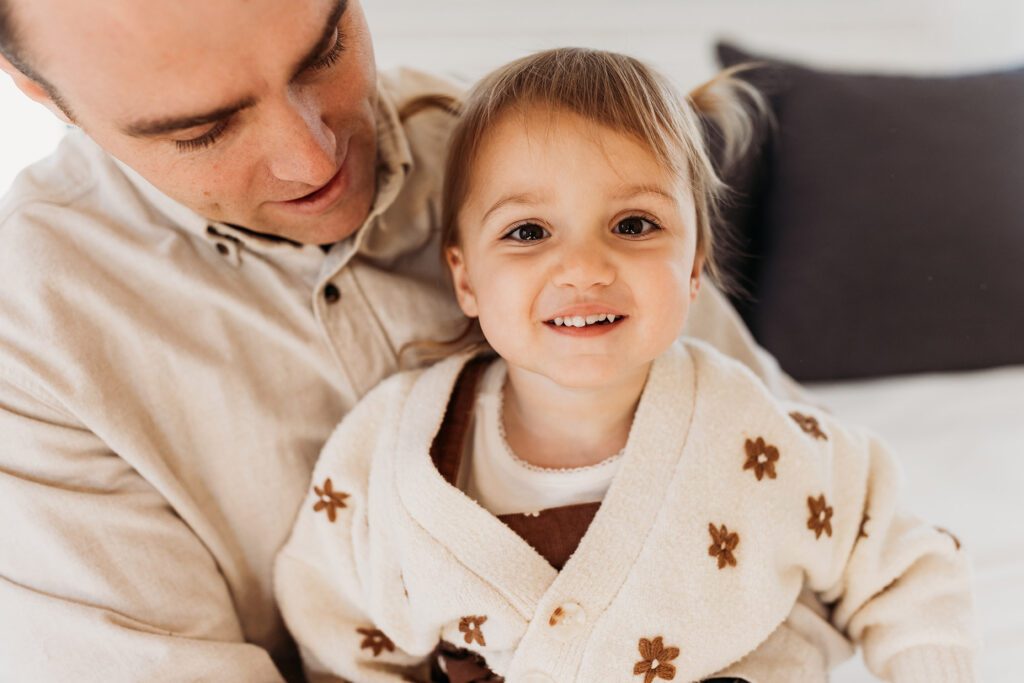 How old should my baby be for newborn photos? - big sister with dad