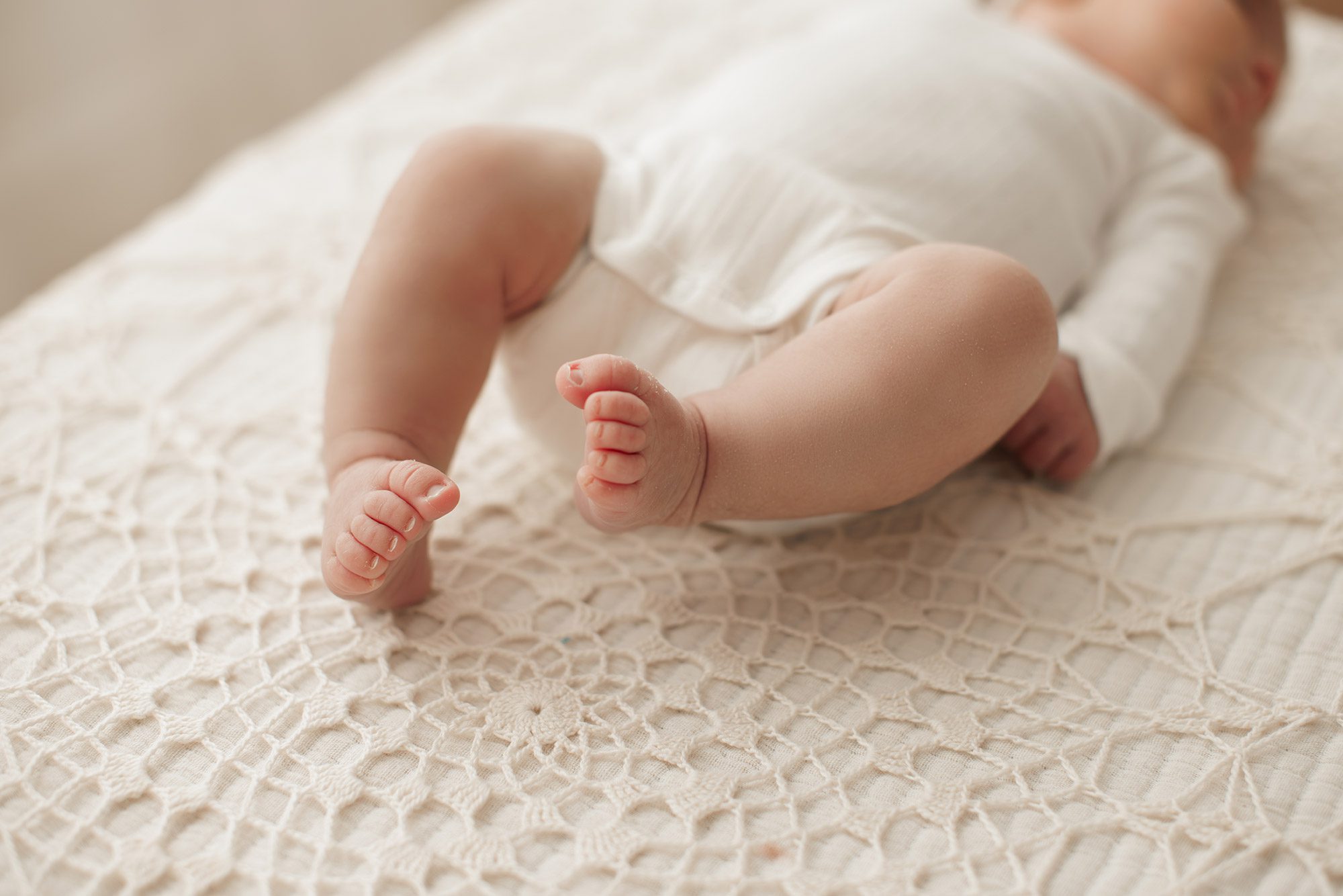 cozy minimalist newborn photoshoot Boston - baby feet
