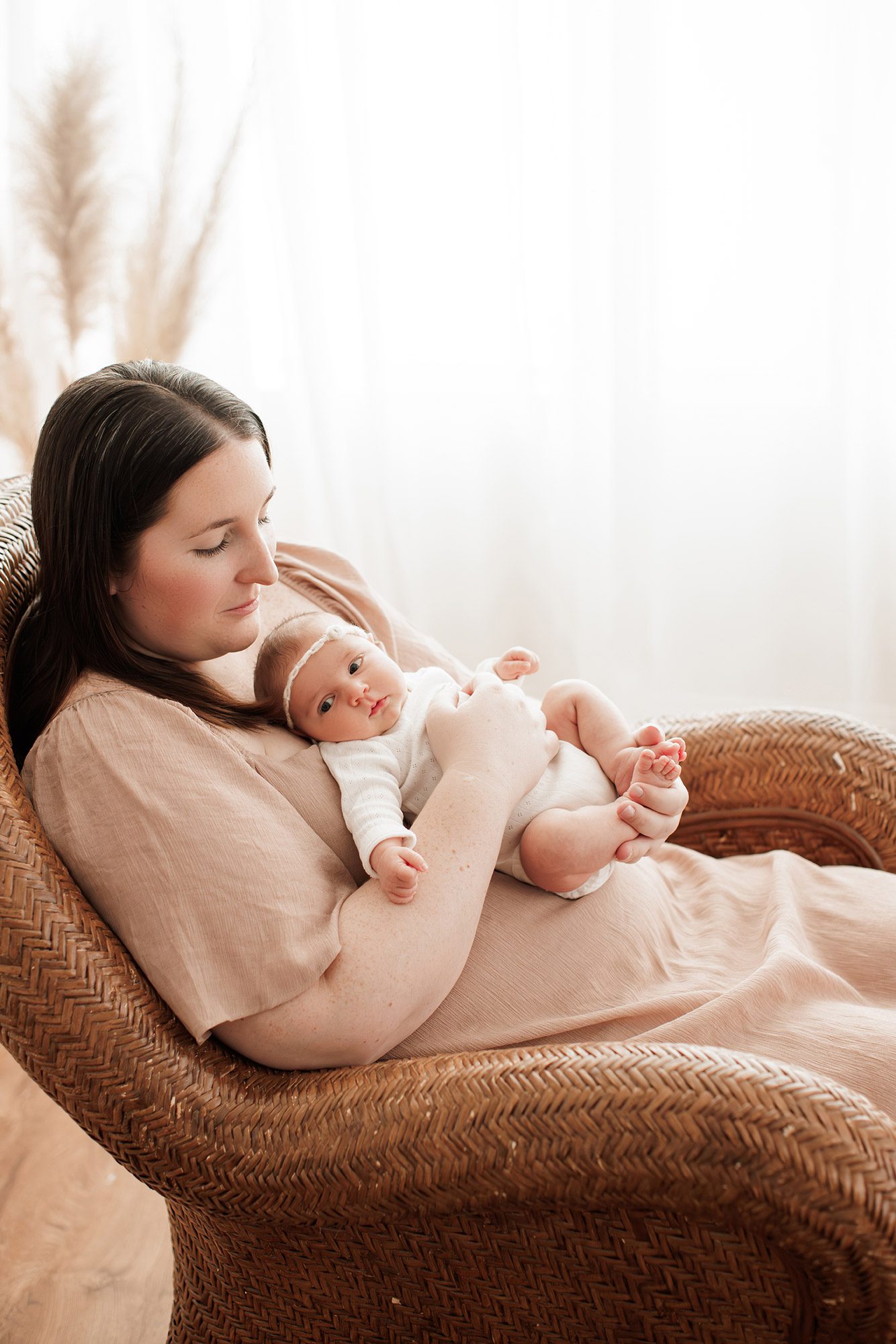 cozy minimalist newborn photoshoot Boston -