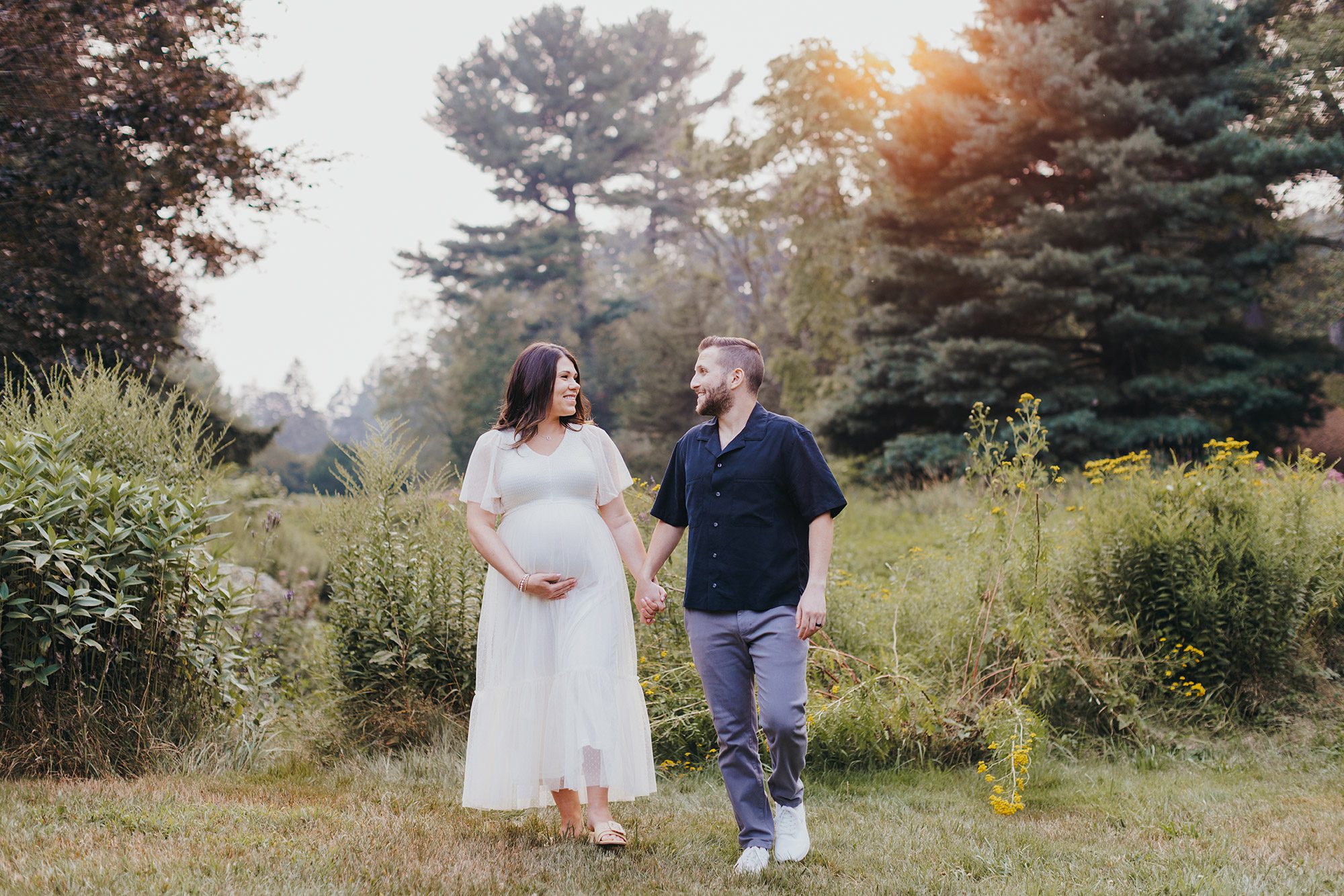 Where Should You Do Your Maternity Photos? Studio, Home, or Outdoors