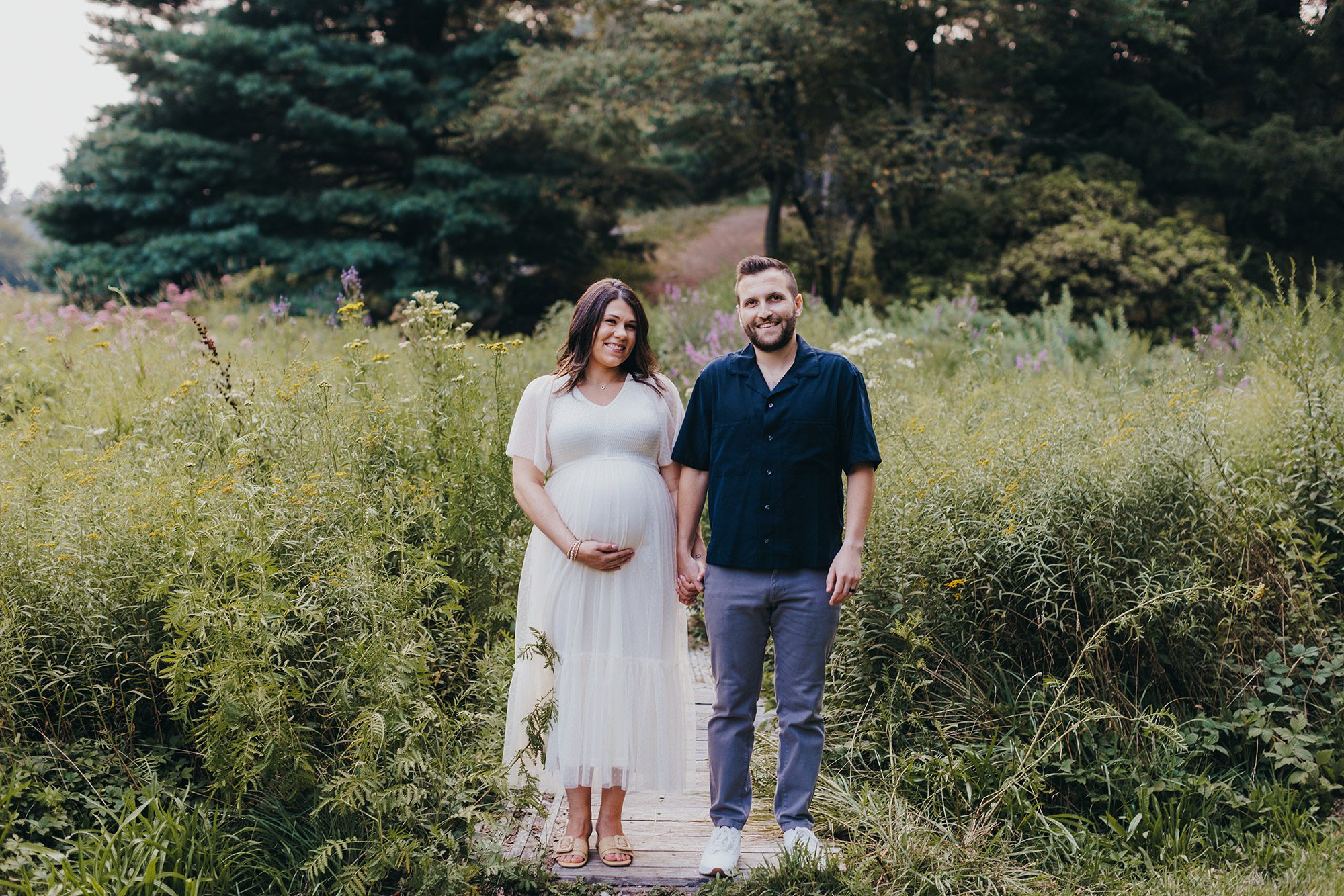 Where Should You Do Your Maternity Photos? Studio, Home, or Outdoors