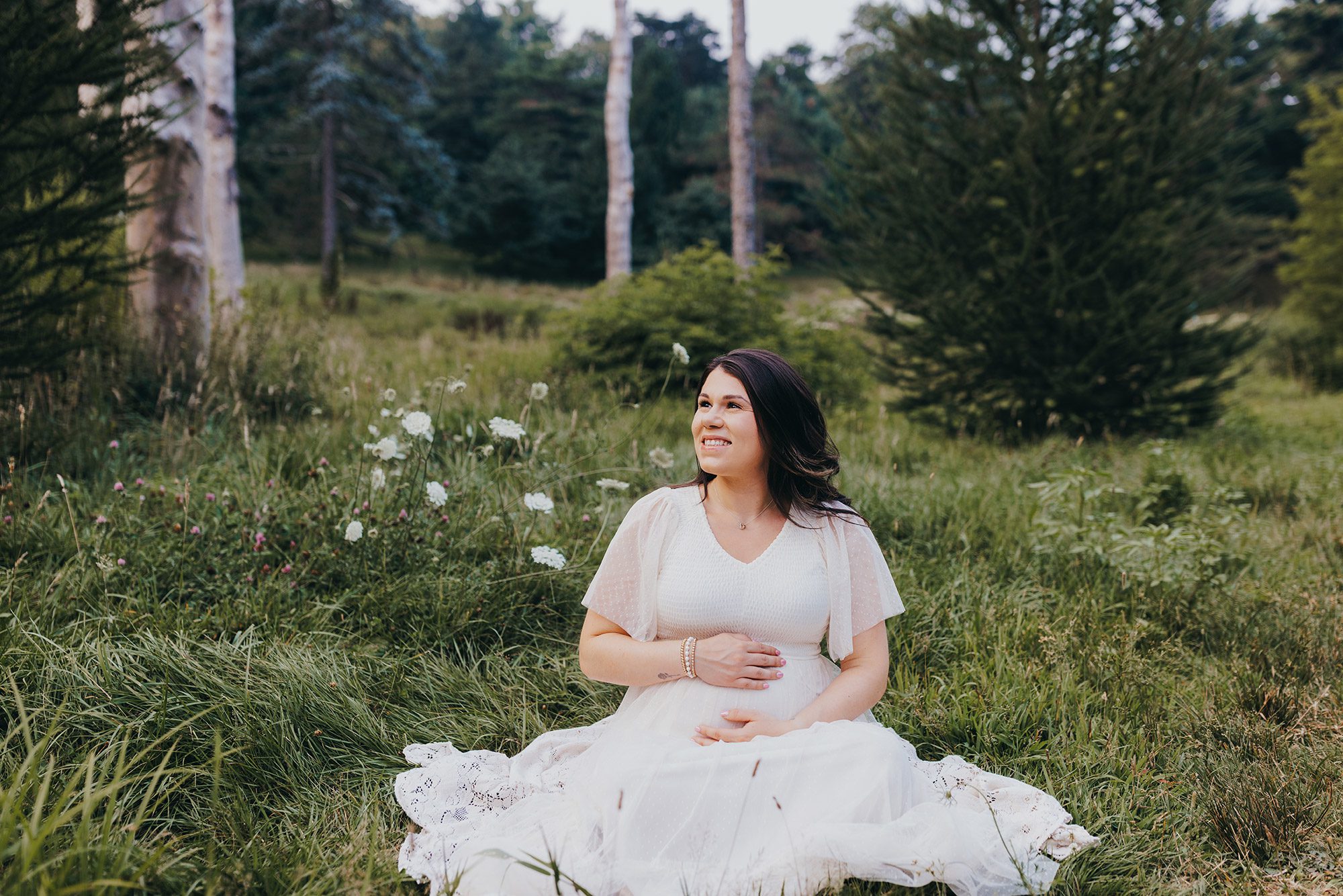 Where Should You Do Your Maternity Photos? Studio, Home, or Outdoors