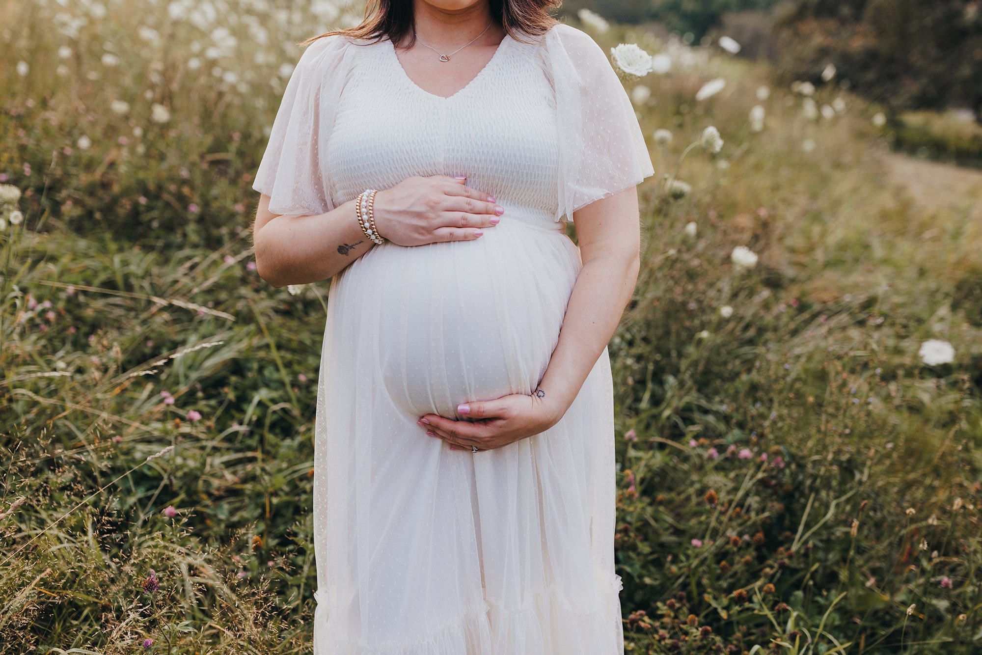Where Should You Do Your Maternity Photos? Studio, Home, or Outdoors