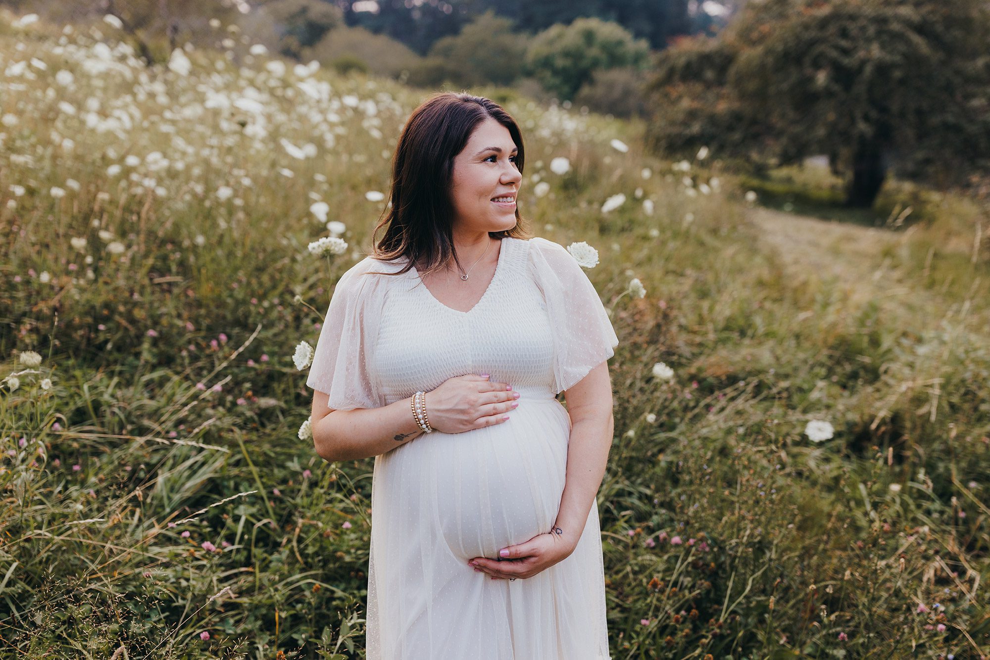 Where Should You Do Your Maternity Photos? Studio, Home, or Outdoors