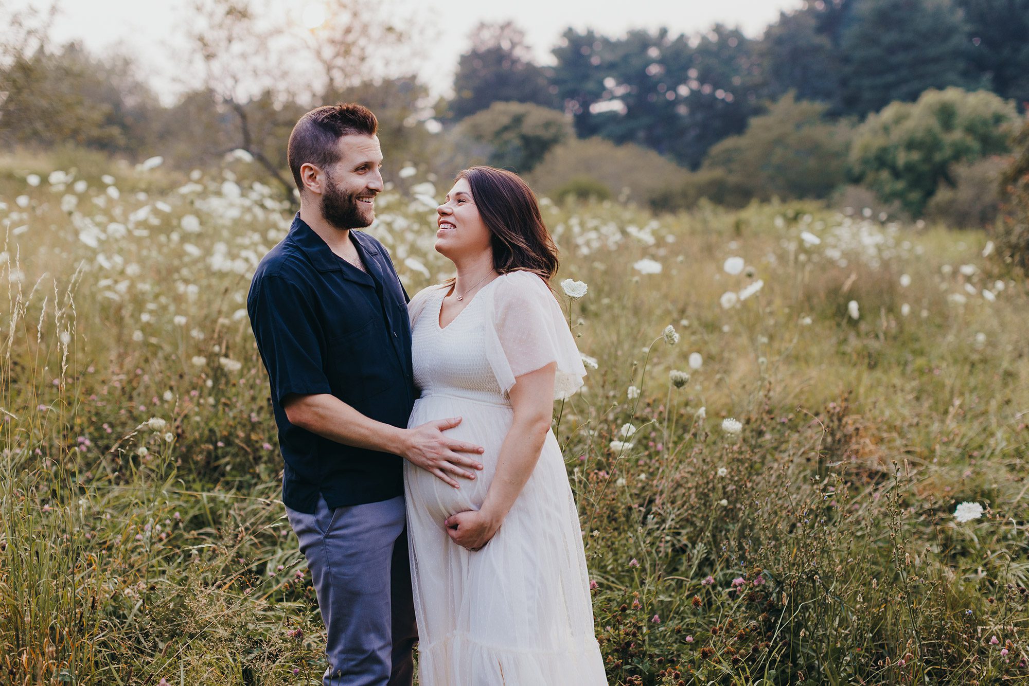 Where Should You Do Your Maternity Photos? Studio, Home, or Outdoors