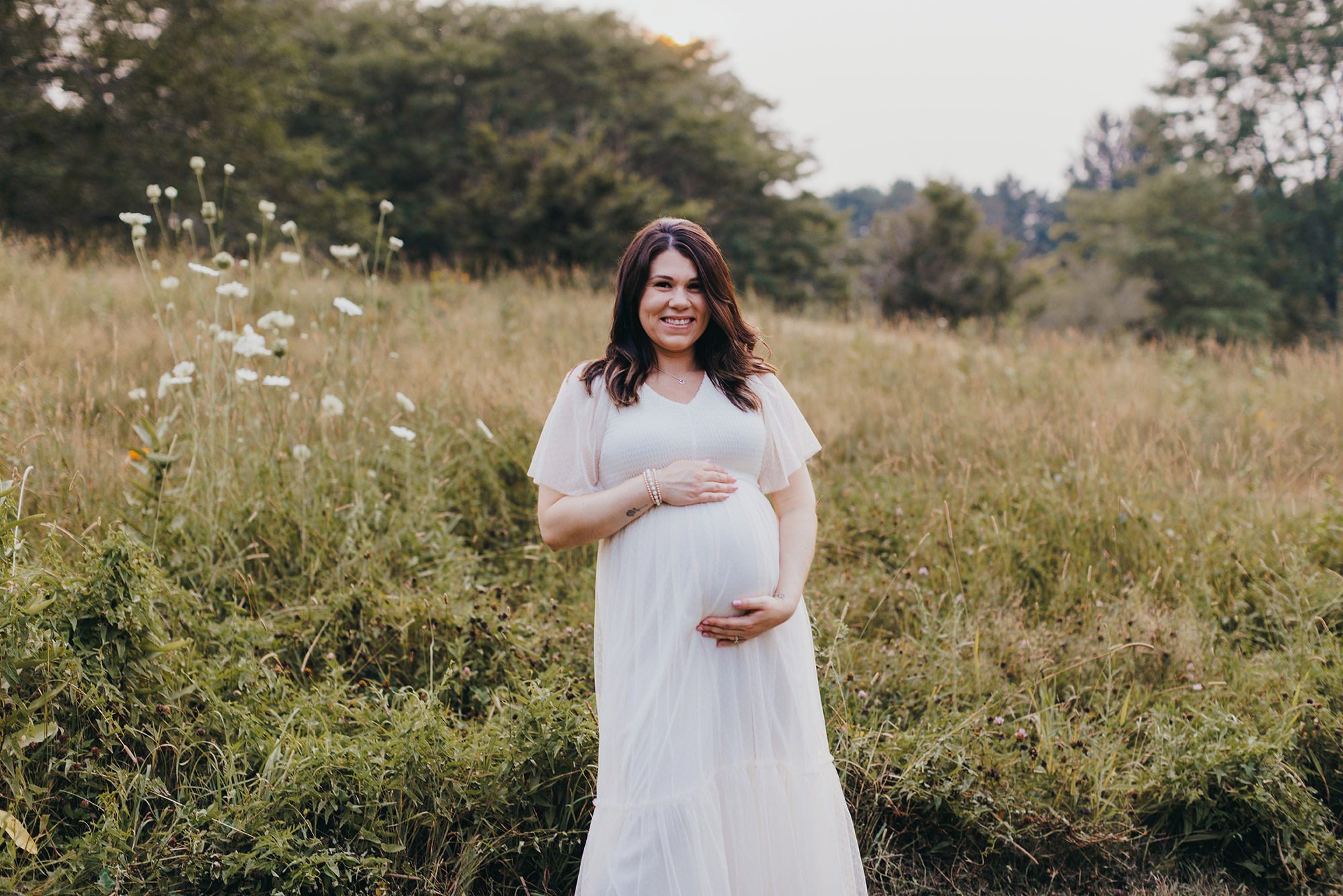 Where Should You Do Your Maternity Photos? Studio, Home, or Outdoors