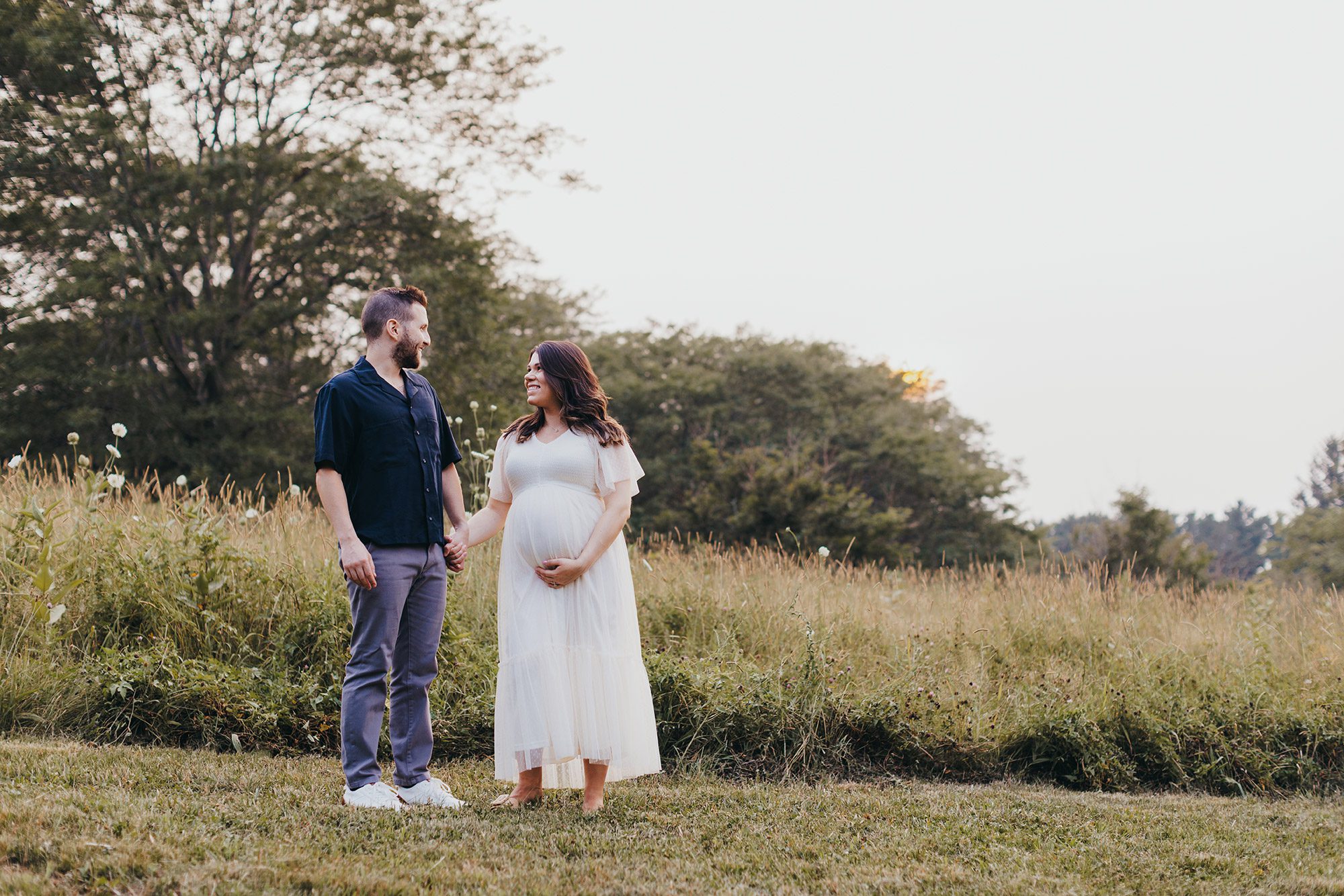 Where Should You Do Your Maternity Photos? Studio, Home, or Outdoors