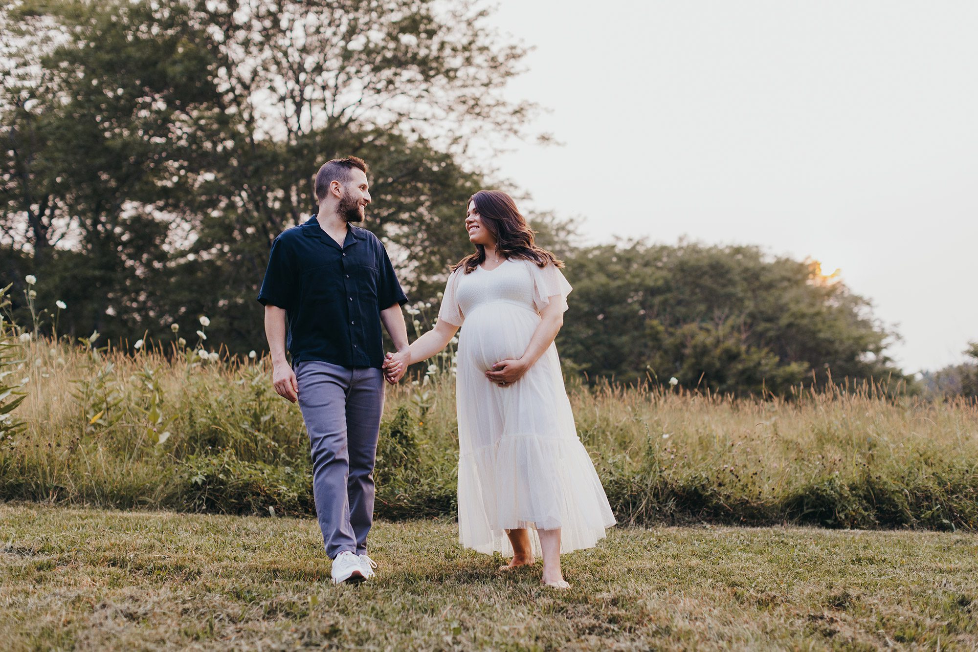 Where Should You Do Your Maternity Photos? Studio, Home, or Outdoors