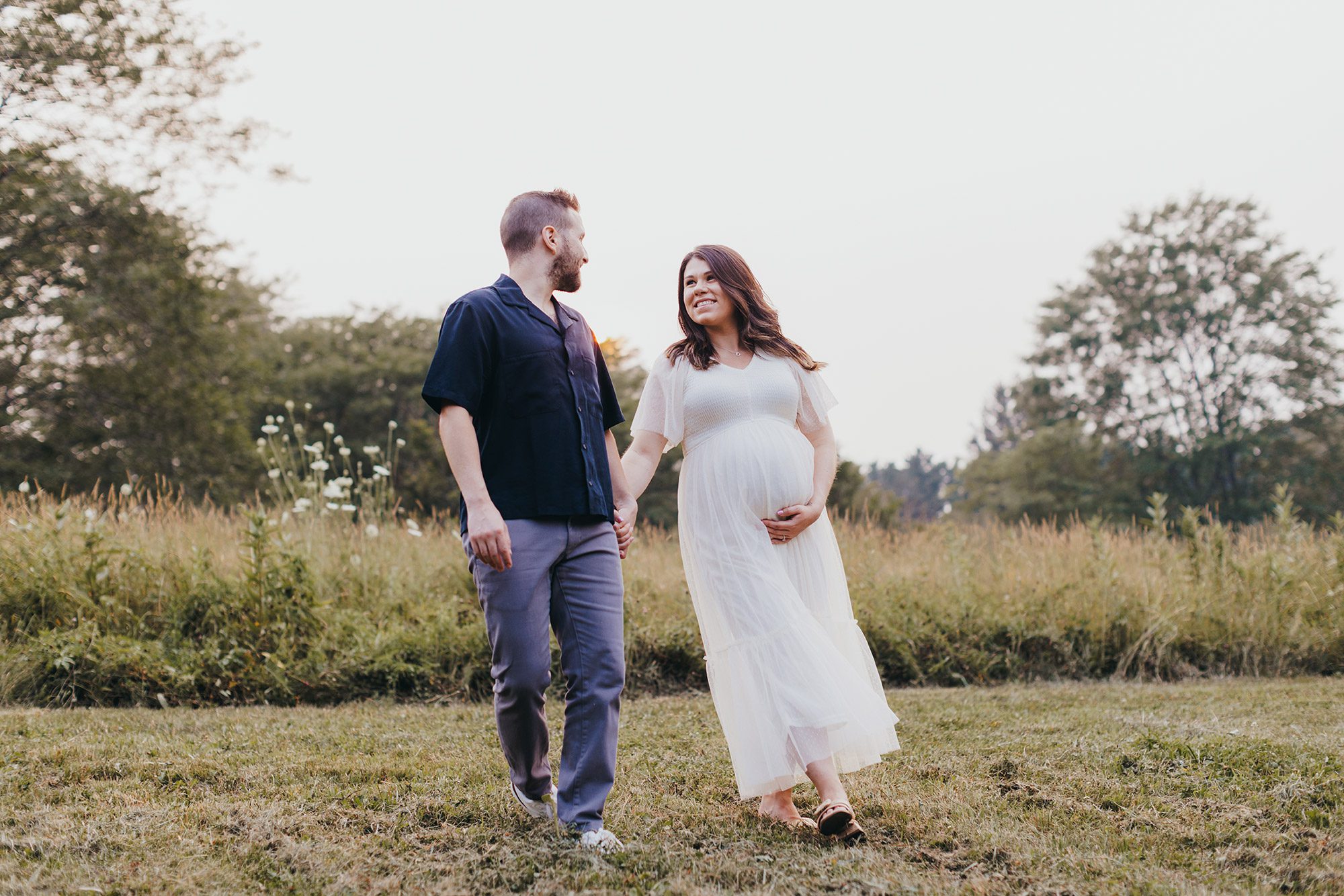 Where Should You Do Your Maternity Photos? Studio, Home, or Outdoors