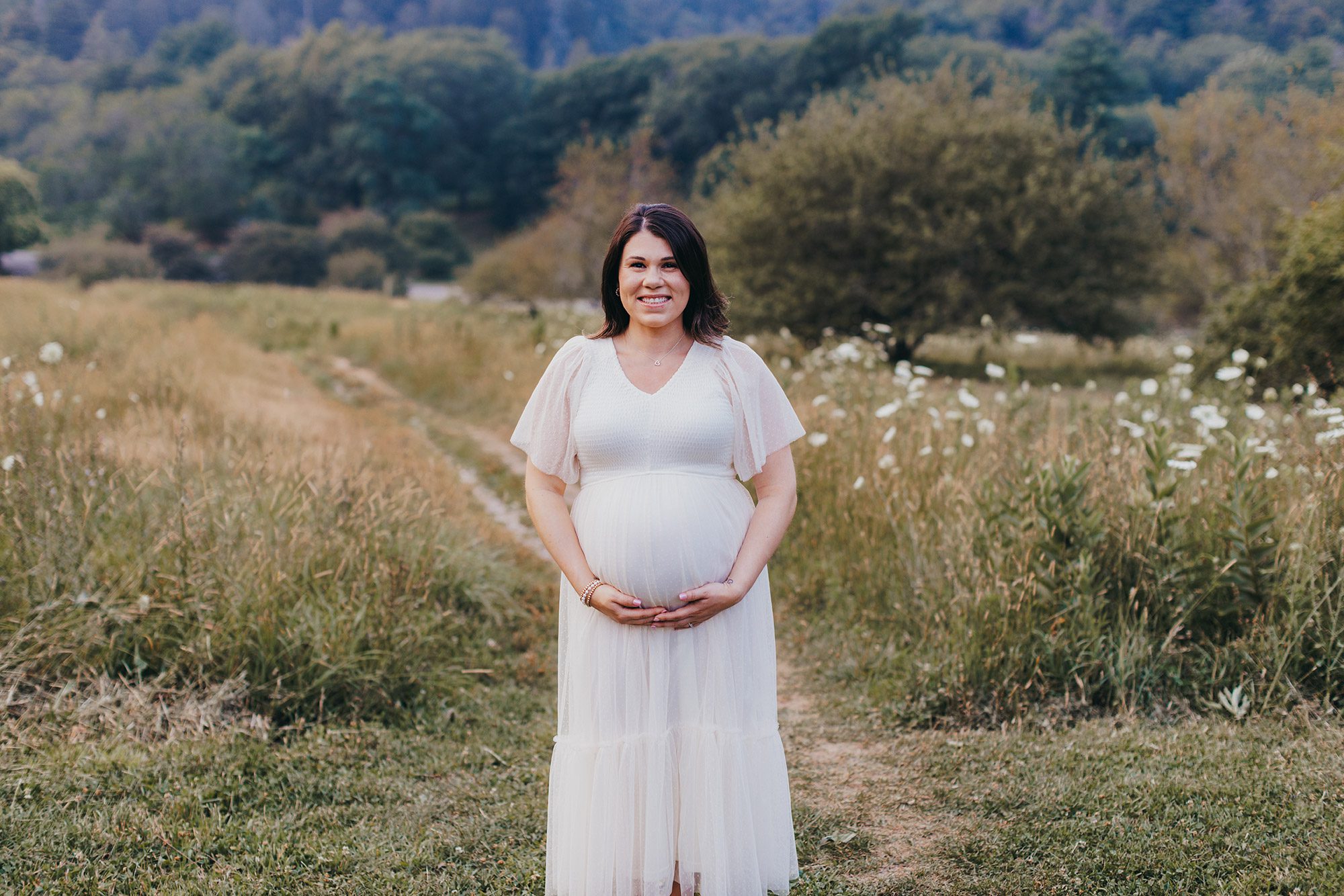 Where Should You Do Your Maternity Photos? Studio, Home, or Outdoors