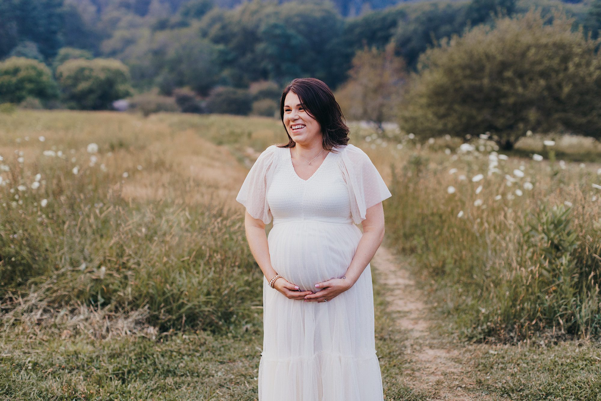 Where Should You Do Your Maternity Photos? Studio, Home, or Outdoors
