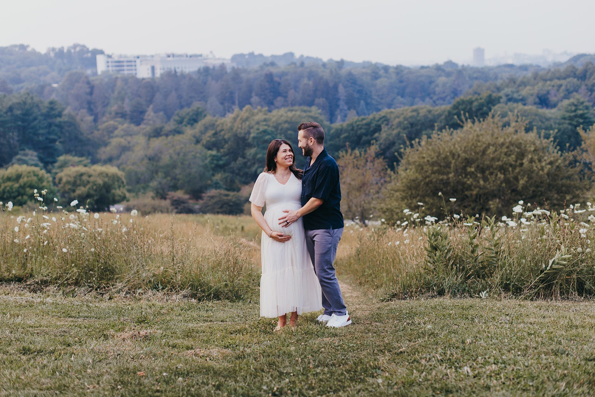 Where Should You Do Your Maternity Photos? Studio, Home, or Outdoors