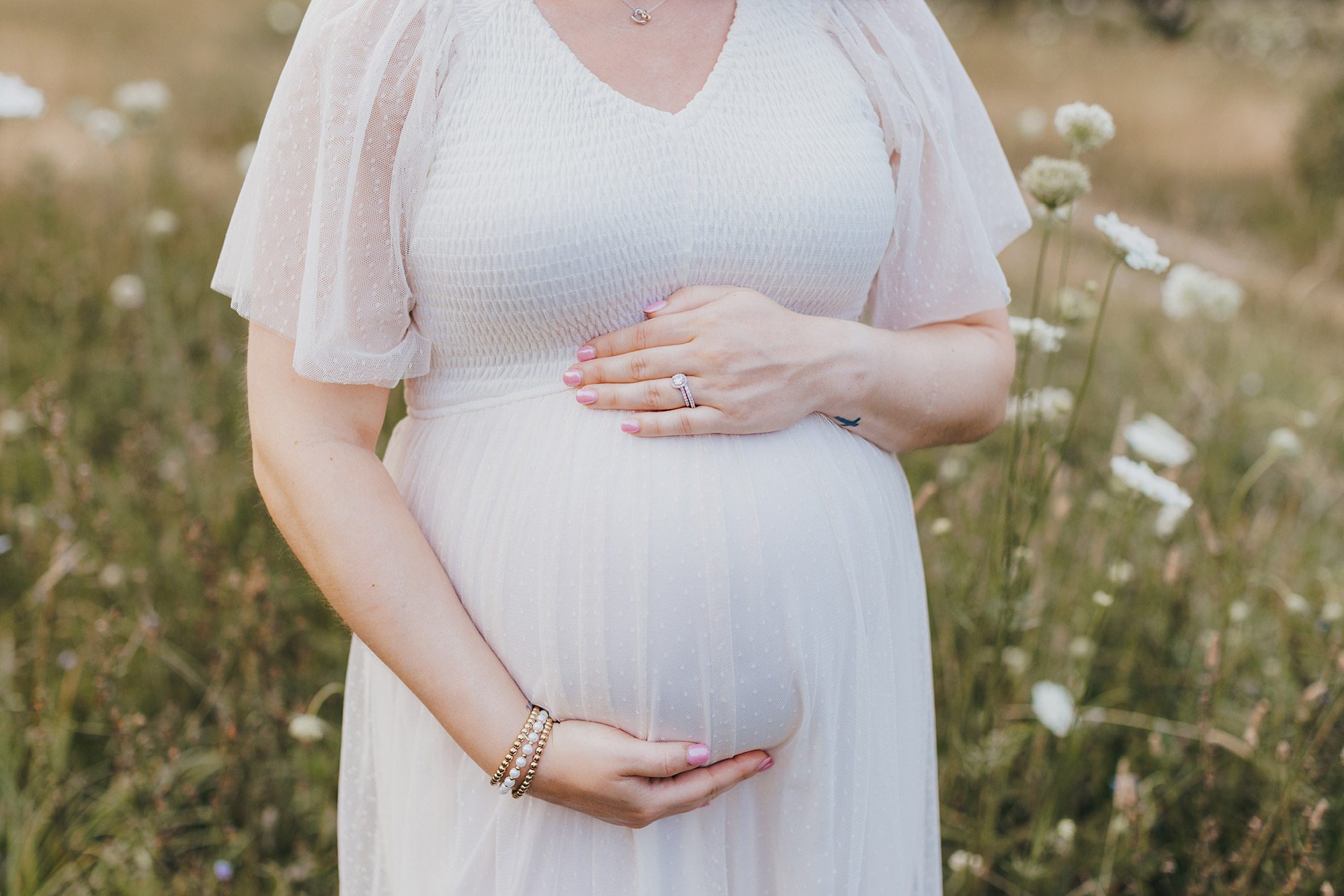Where Should You Do Your Maternity Photos? Studio, Home, or Outdoors