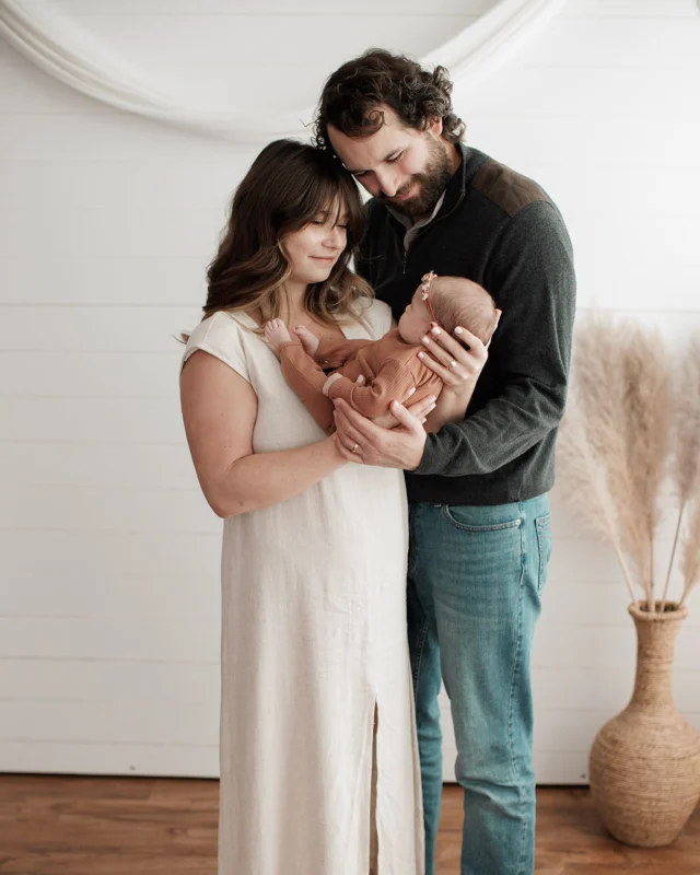 I wrote a blog post with all my favorite newborn poses, but honestly the simplest way to hold you baby is usually the best 😍😍
🔗 link in stories!

#newbornphotographystudio #newbornphoto #newbornposingideas #newborn #newbornphotography #newbornphotographer #bostonnewbornphotographer